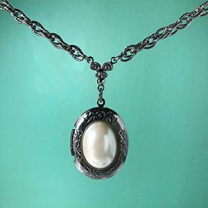 1928 Vintage Inspired Faux Pearl Locket